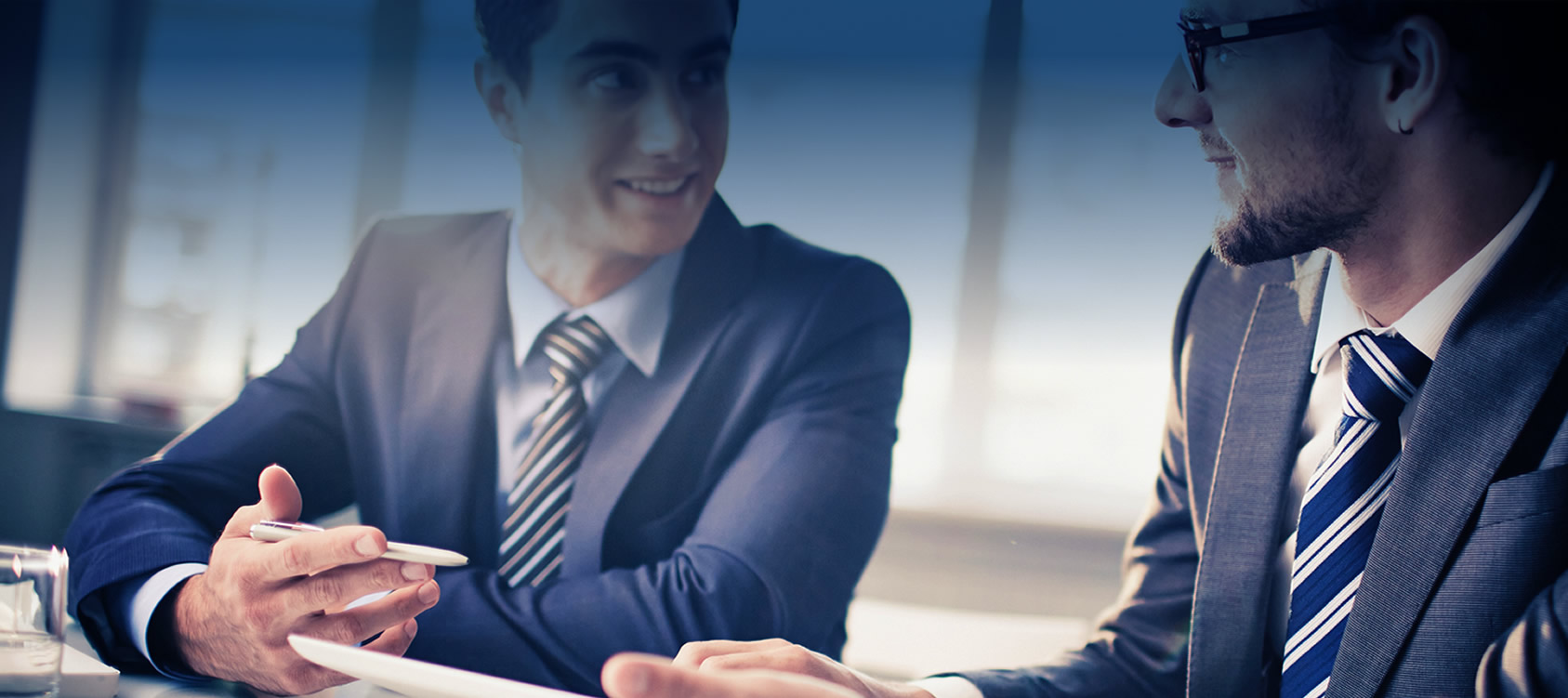 Reunião de trabalho entre dois profissionais